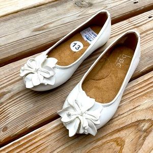 NWT-  BOC- Kids White Leather Dress Shoes / Flats size 13
